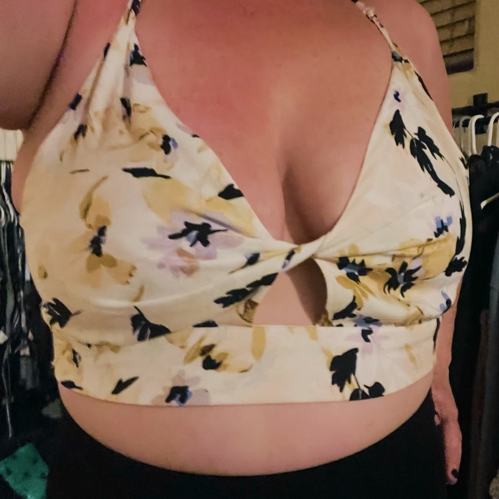 O’Neil crop top floral pattern keyhole cut out size xl